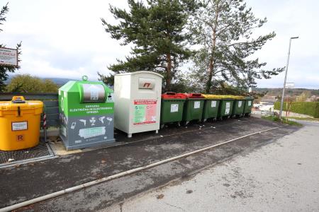 ZBIRALNIK ZA UPORABNA OBLAČILA IN OBUTEV CERKNICA 01 FOTO LJUBO VUKELIČ